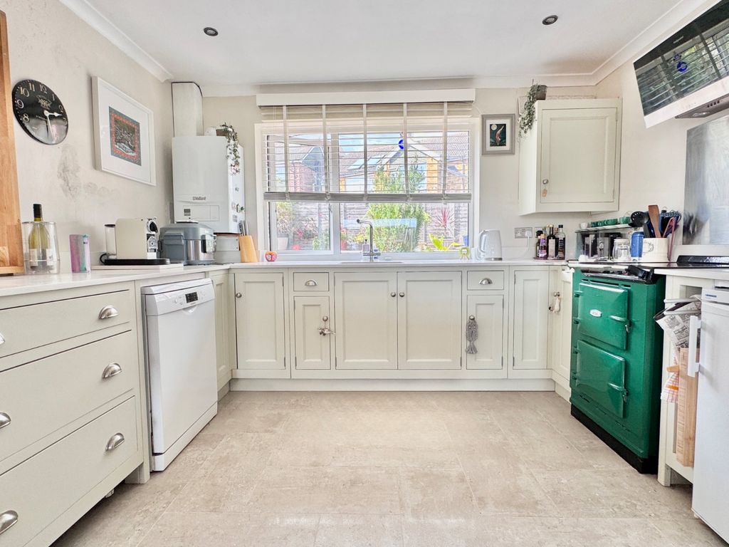 Property photo 3 of 18 Kitchen