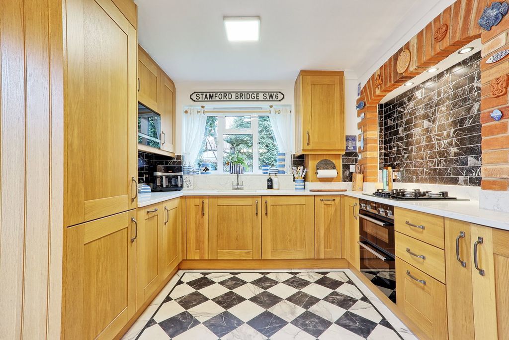 Property photo 2 of 36