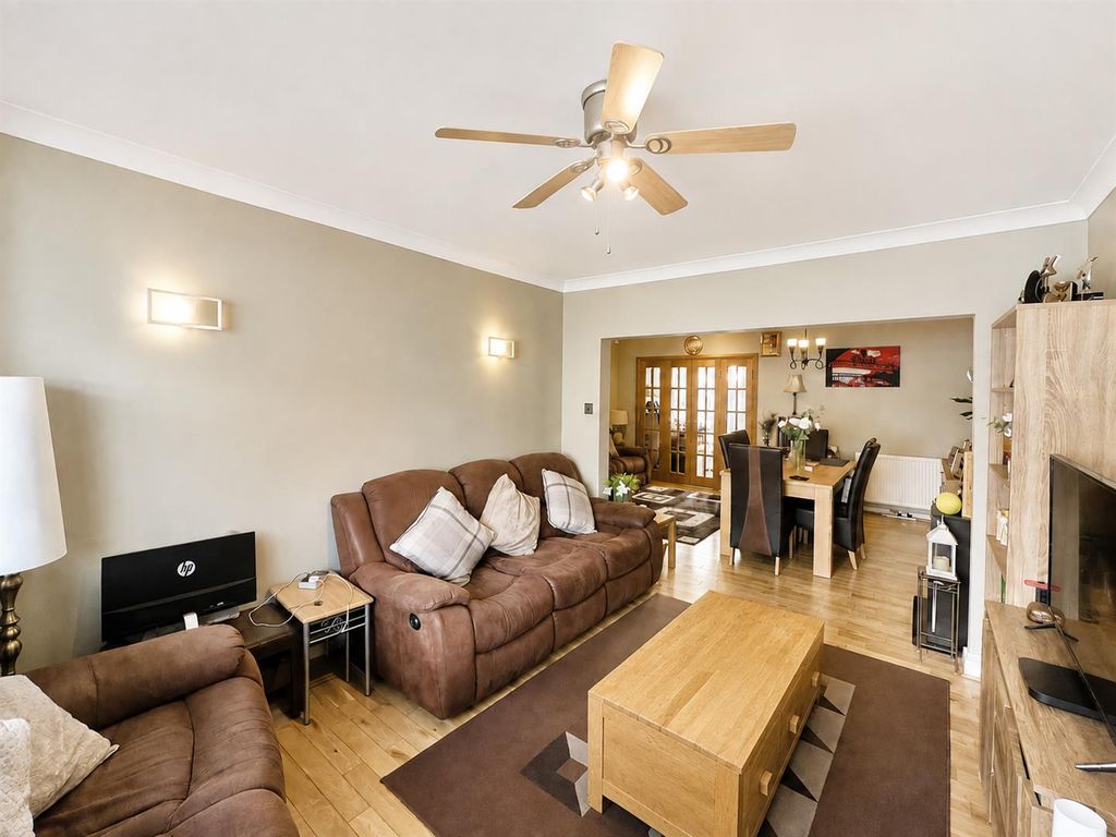 Property photo 2 of 17 Through Lounge