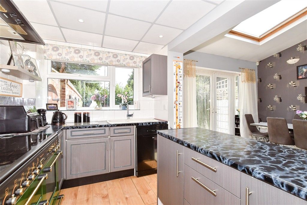 Property photo 3 of 11 Kitchen