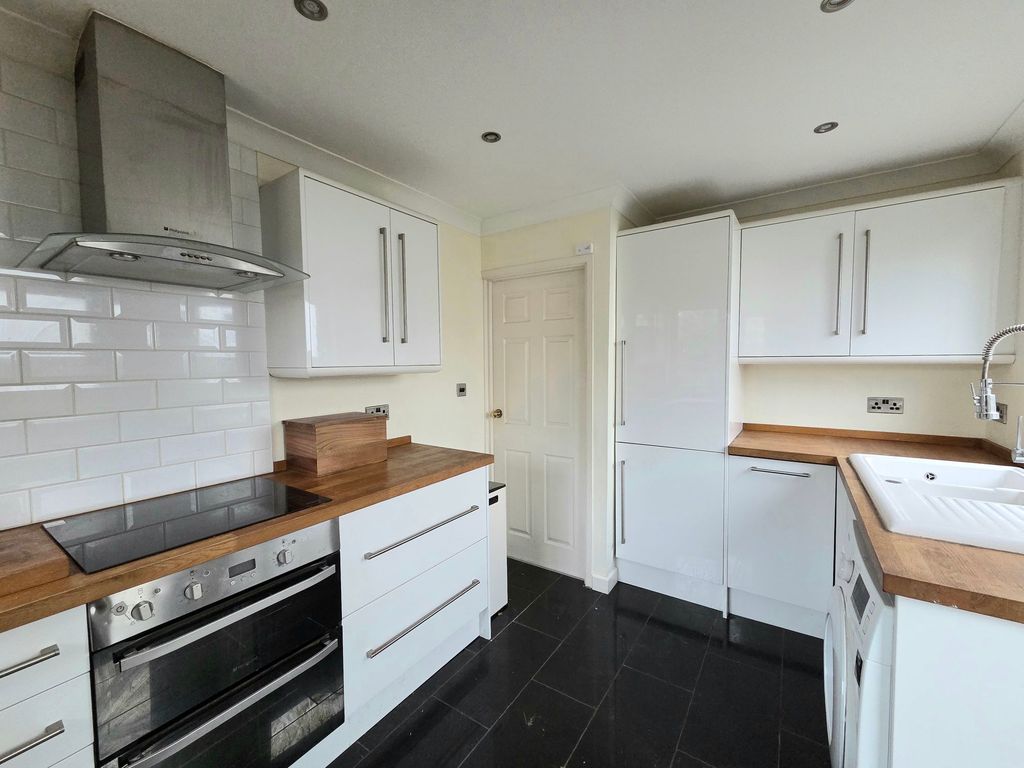 Property photo 2 of 12 Kitchen