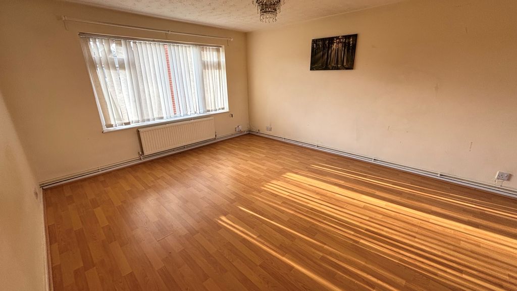 Property photo 3 of 18 liv1