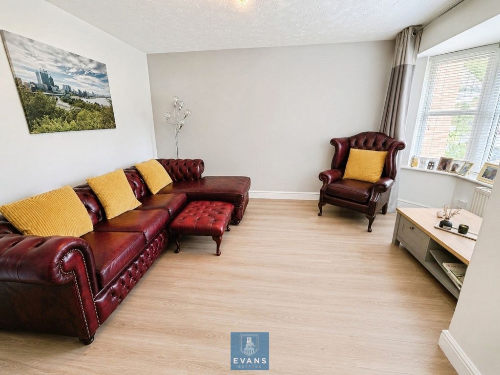 Property photo 3 of 15 Lounge