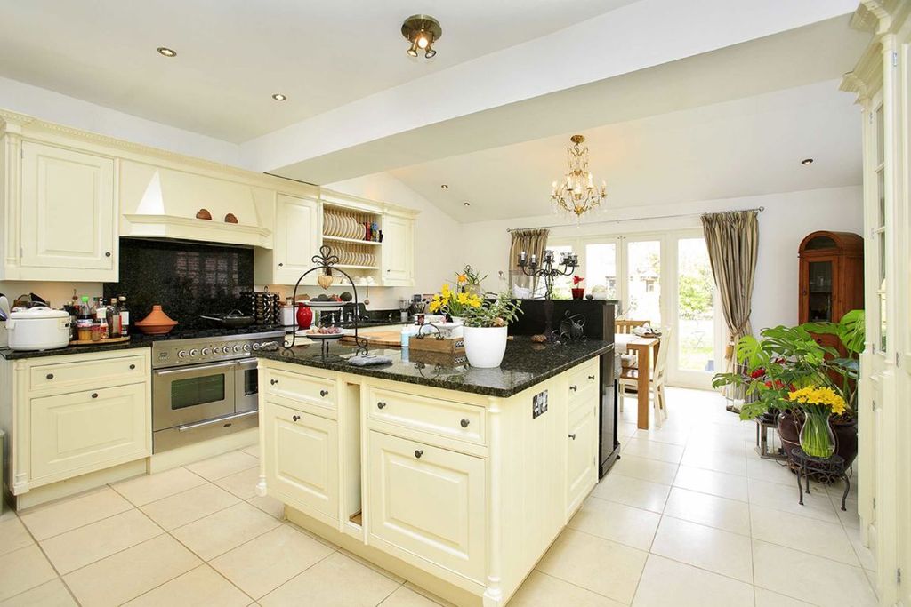 Property photo 2 of 12