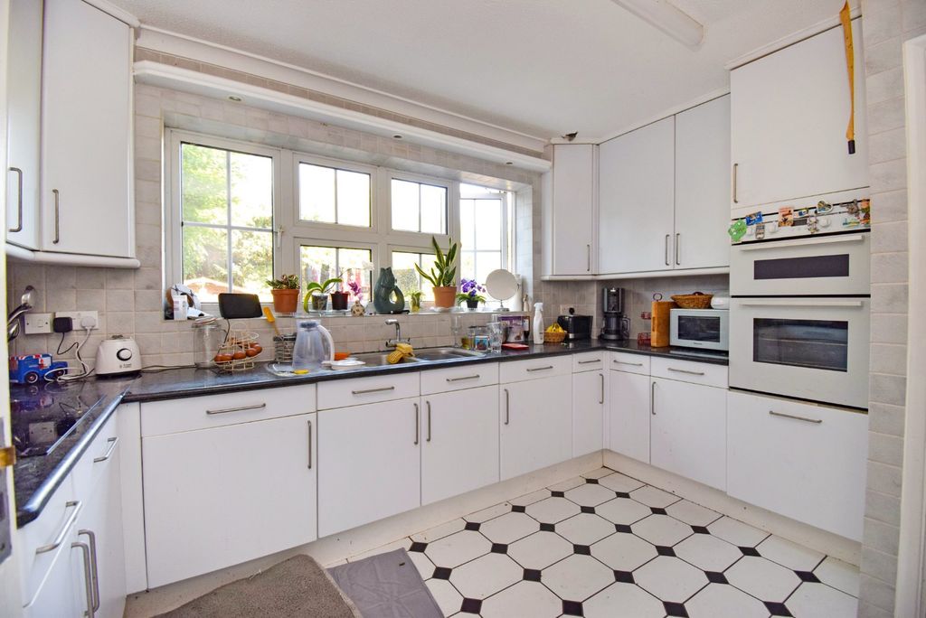 Property photo 3 of 14 Kitchen
