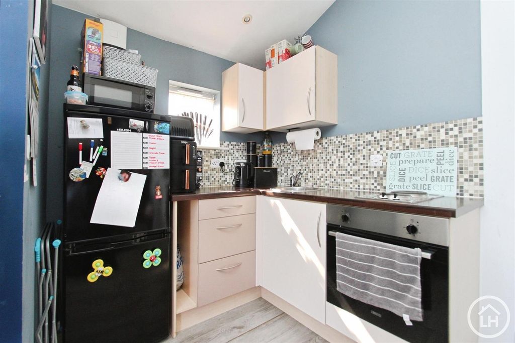 Property photo 2 of 10 Kitchen