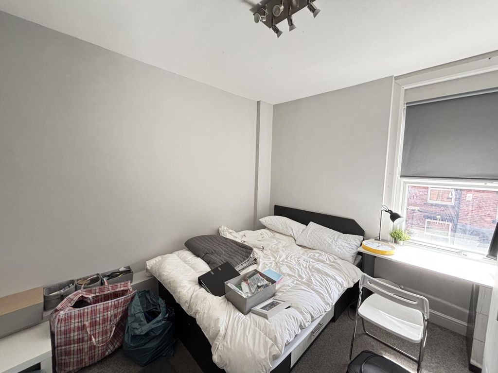 Property photo 1 of 12 Bright And Spacious Master Bedroom Featuring A Lar...