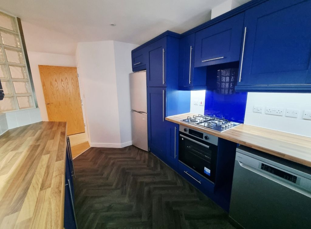 Property photo 3 of 10 Kitchen