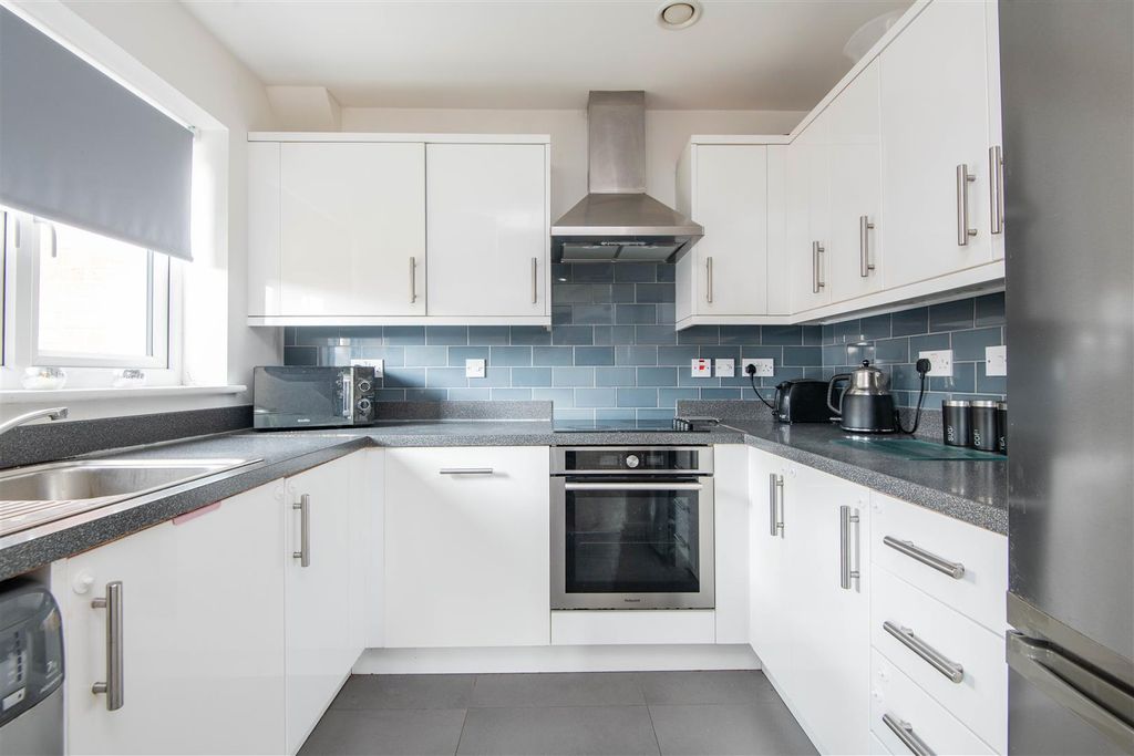 Property photo 3 of 16 Kitchen