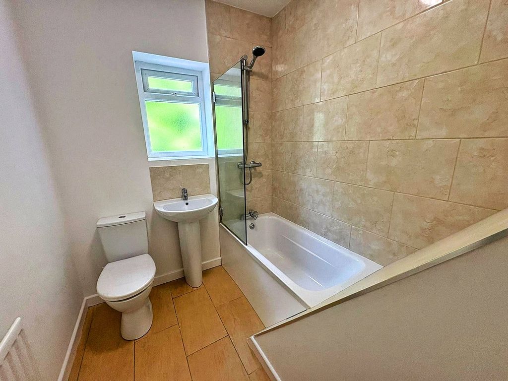 Property photo 3 of 11 Bathroom