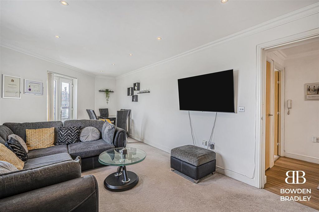 Property photo 3 of 20 Living Room