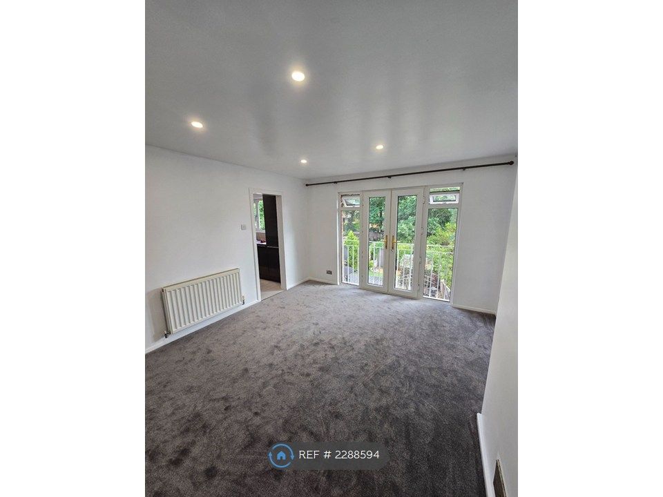Property photo 1 of 13 Livingroom