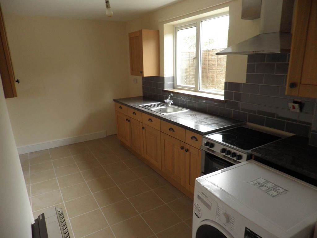 Property photo 3 of 10 Kitchen