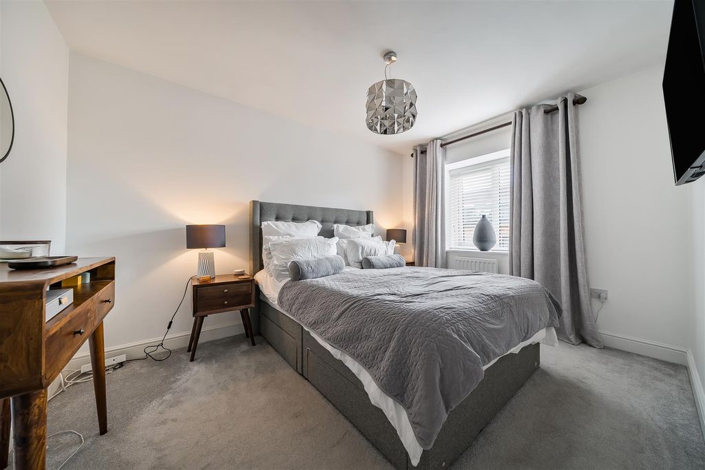 Property photo 2 of 18 Bedroom One