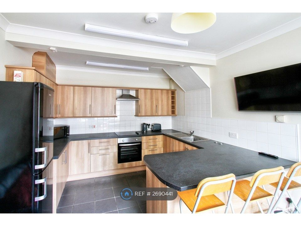 Property photo 3 of 15 Kitchen - Side View