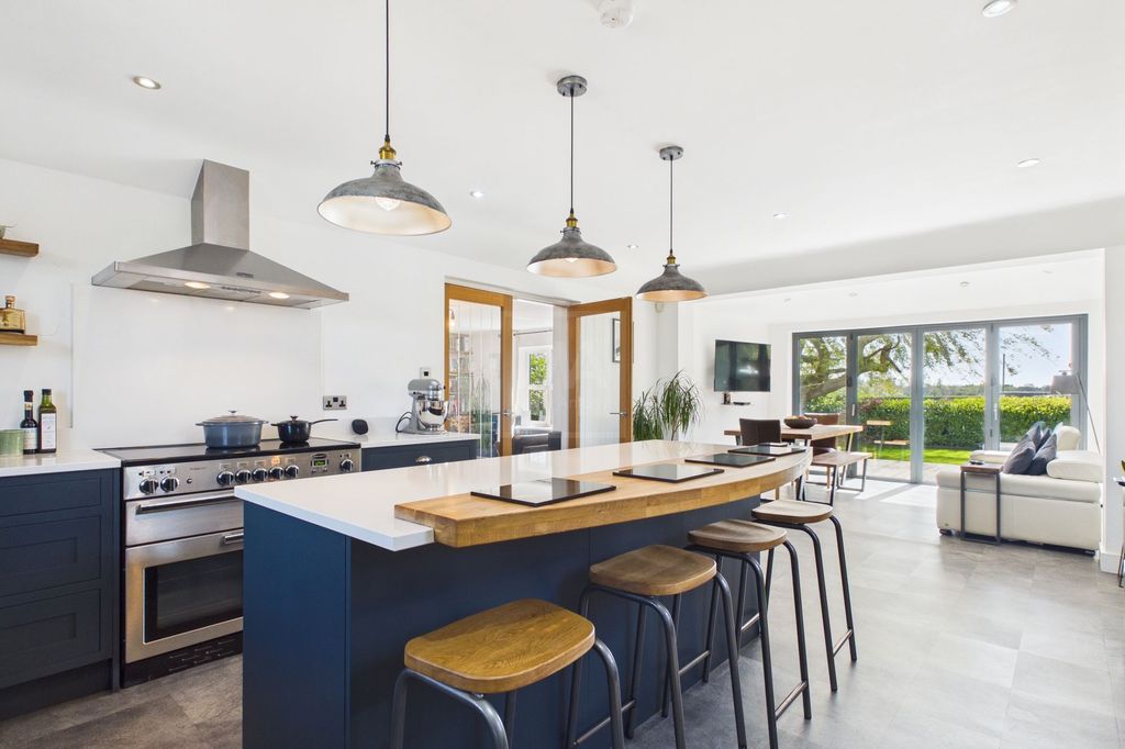Property photo 2 of 23 Kitchen/Dining Room