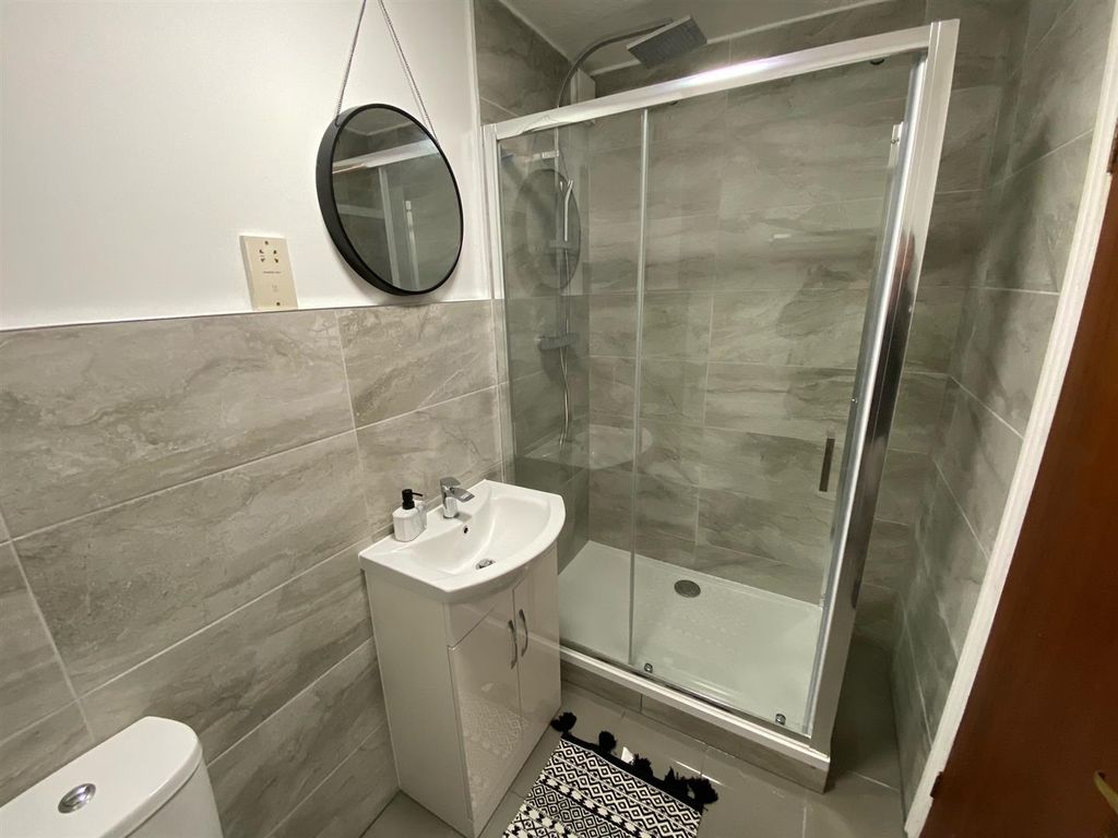 Property photo 3 of 7 Bathroom