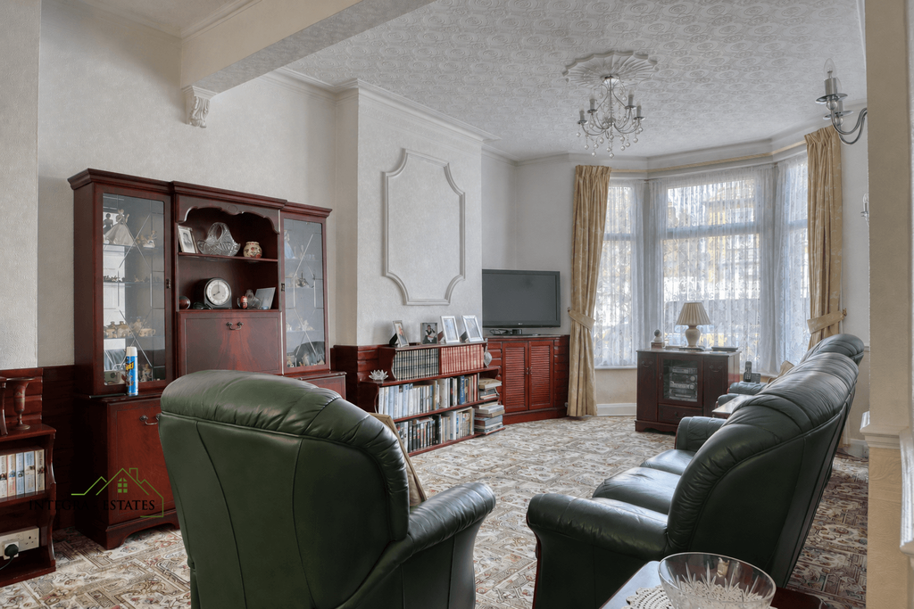Property photo 2 of 18 Braidwood Road Catford Se6 Lounge