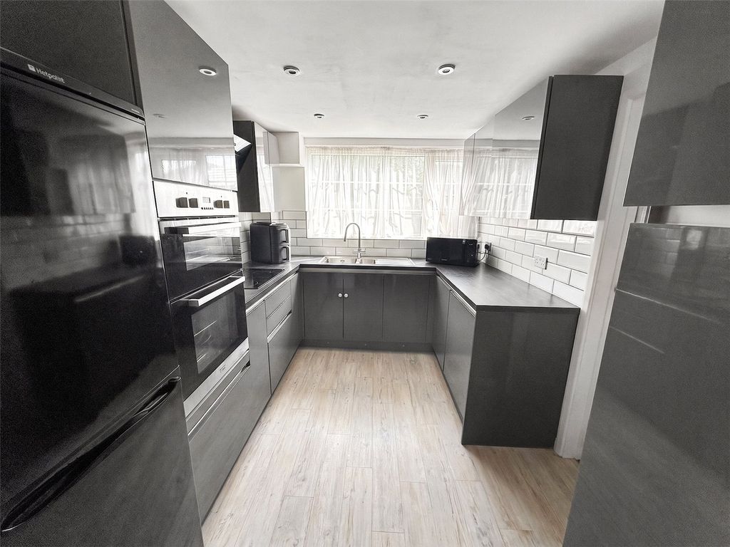 Property photo 3 of 12 Kitchen