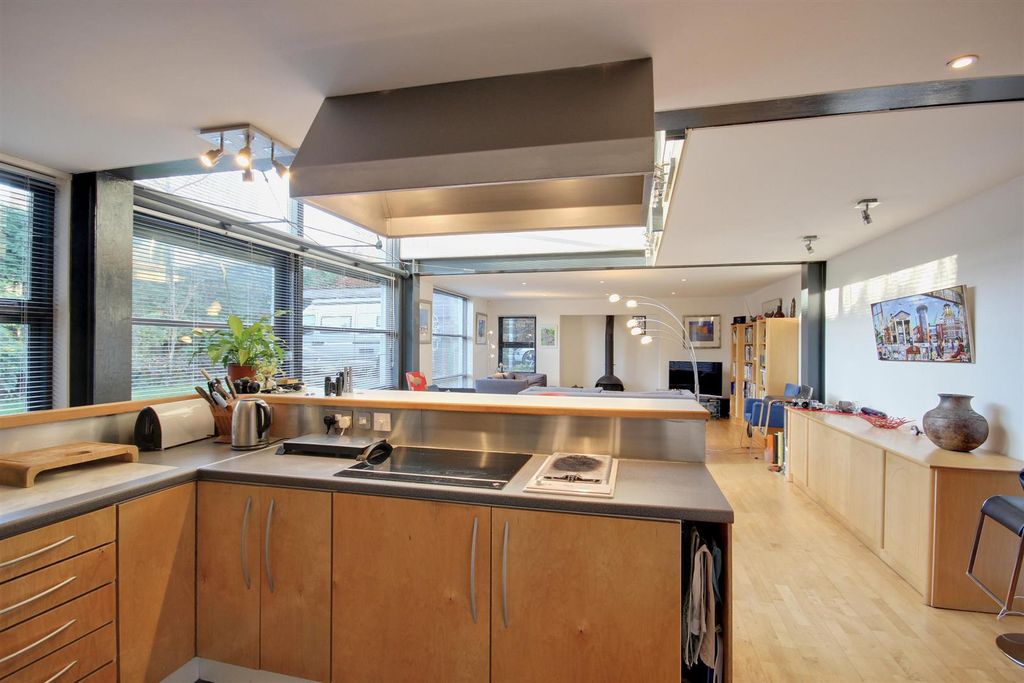 Property photo 3 of 18 Grosvneor Place (2).Jpg