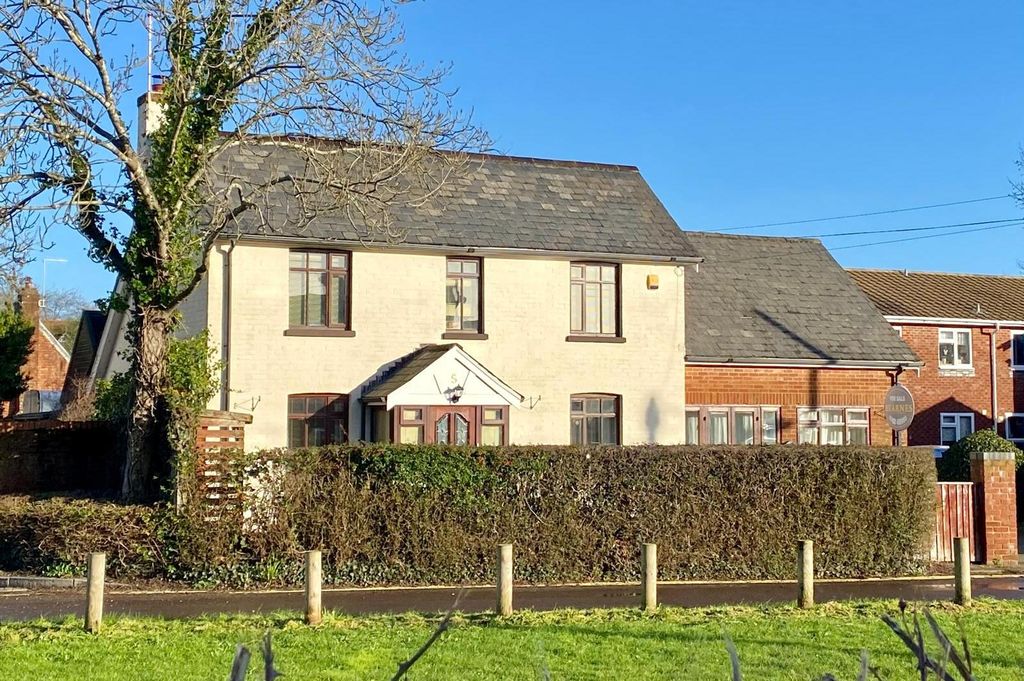 Property photo 1 of 25 Detached House And Annexe