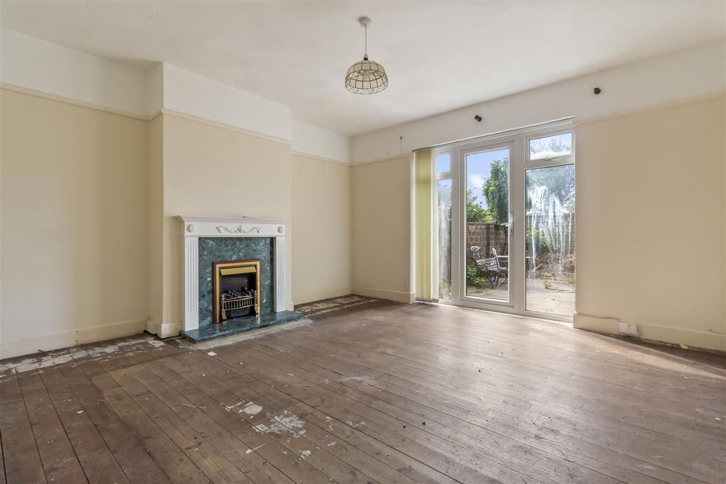 Property photo 2 of 14 10 Chesham Close-005.Jpg