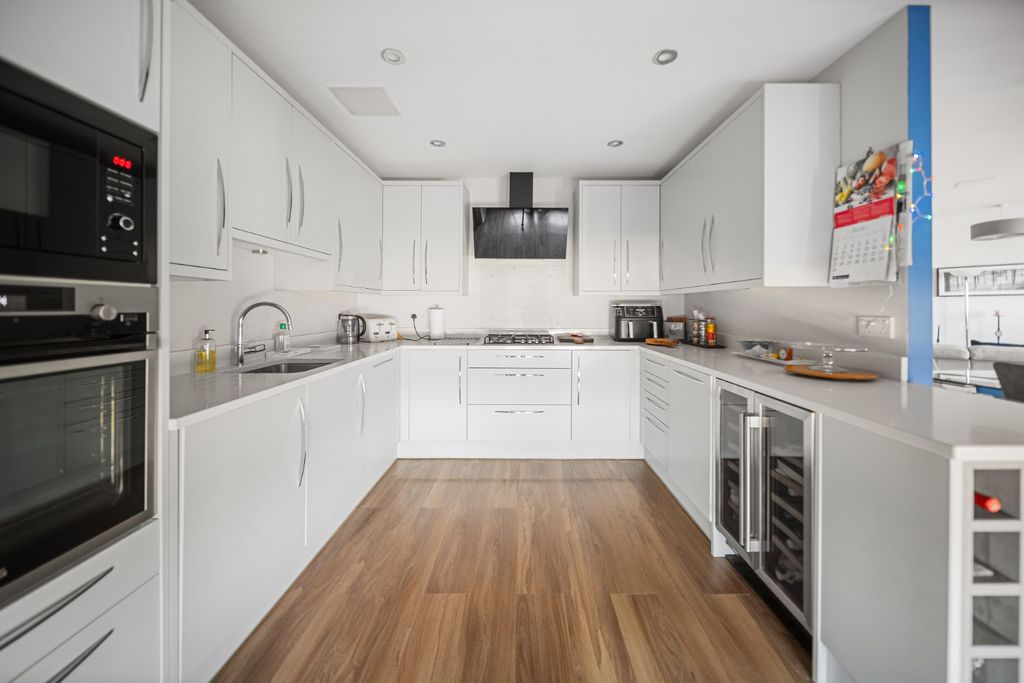Property photo 3 of 17 4299743