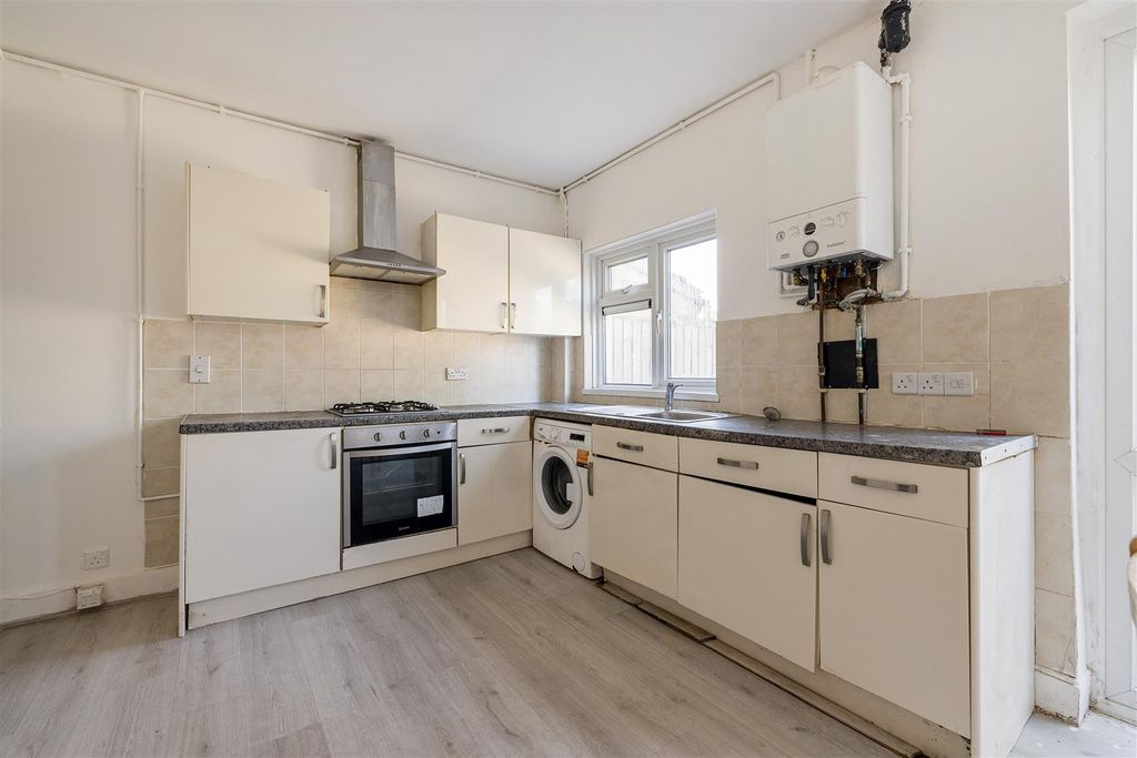 Property photo 3 of 11 Queens Road, E17