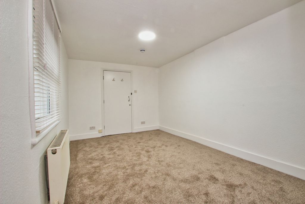 Property photo 3 of 8 Gallery