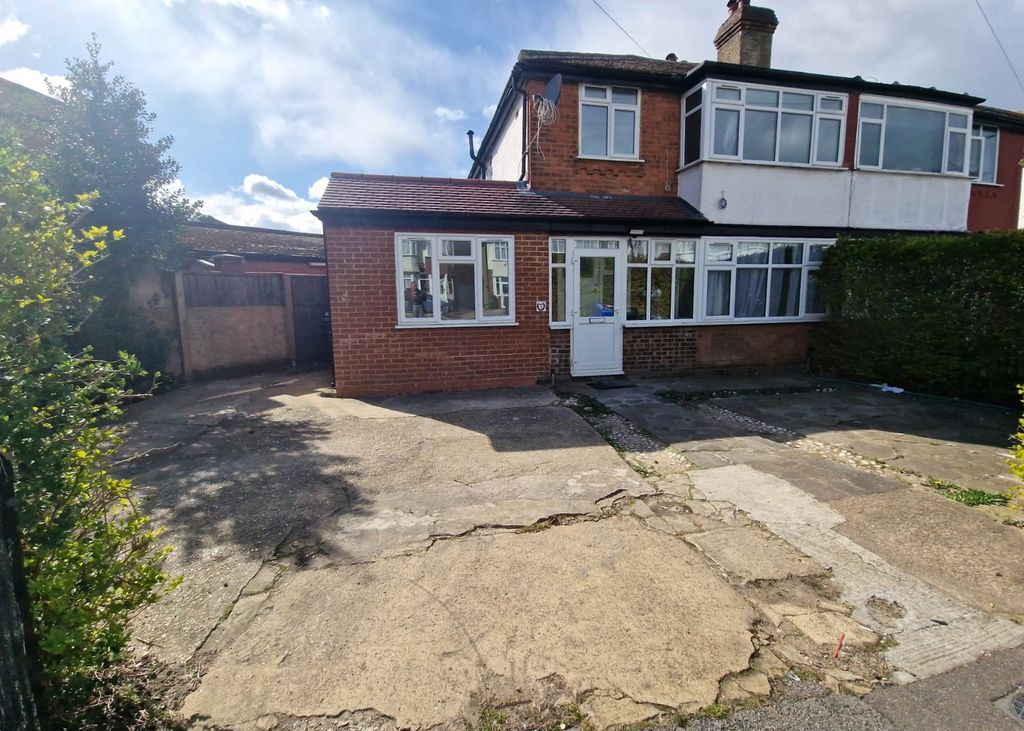 Property photo 1 of 15 4-Bedroom Family Home - Stanmore, Ha7 2Nj