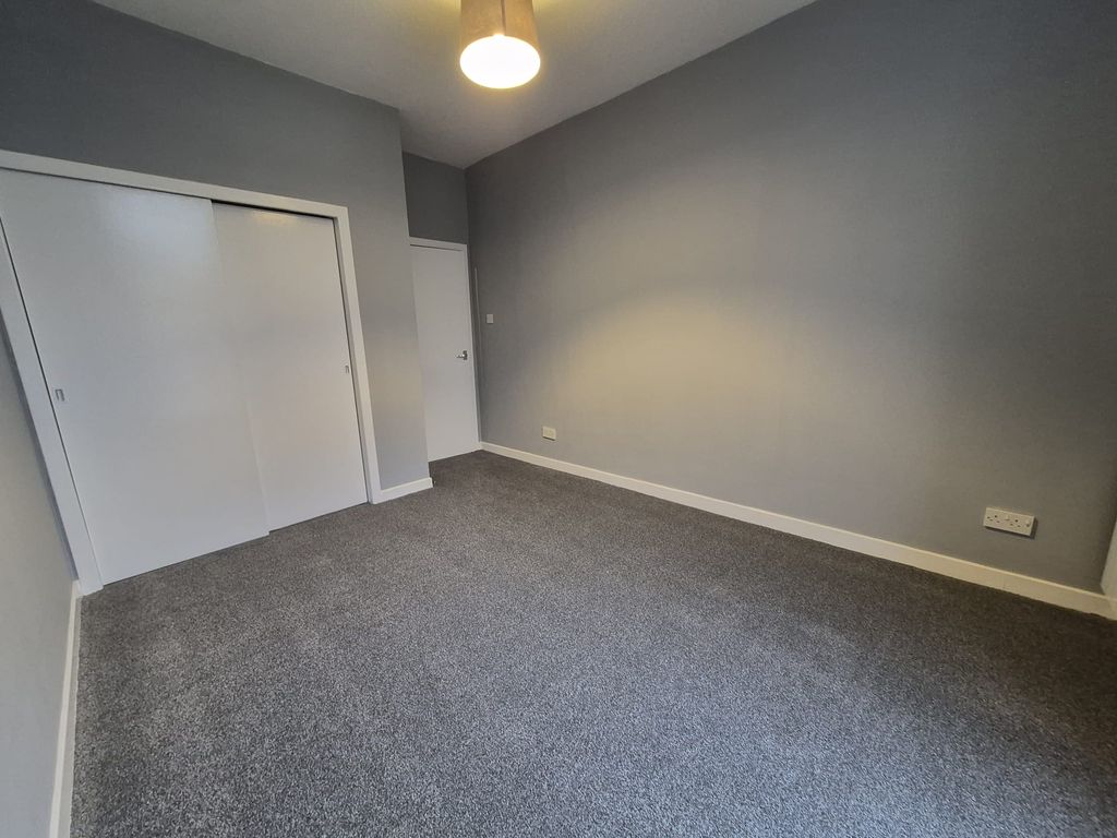 Property photo 3 of 10 Primary Bedroom