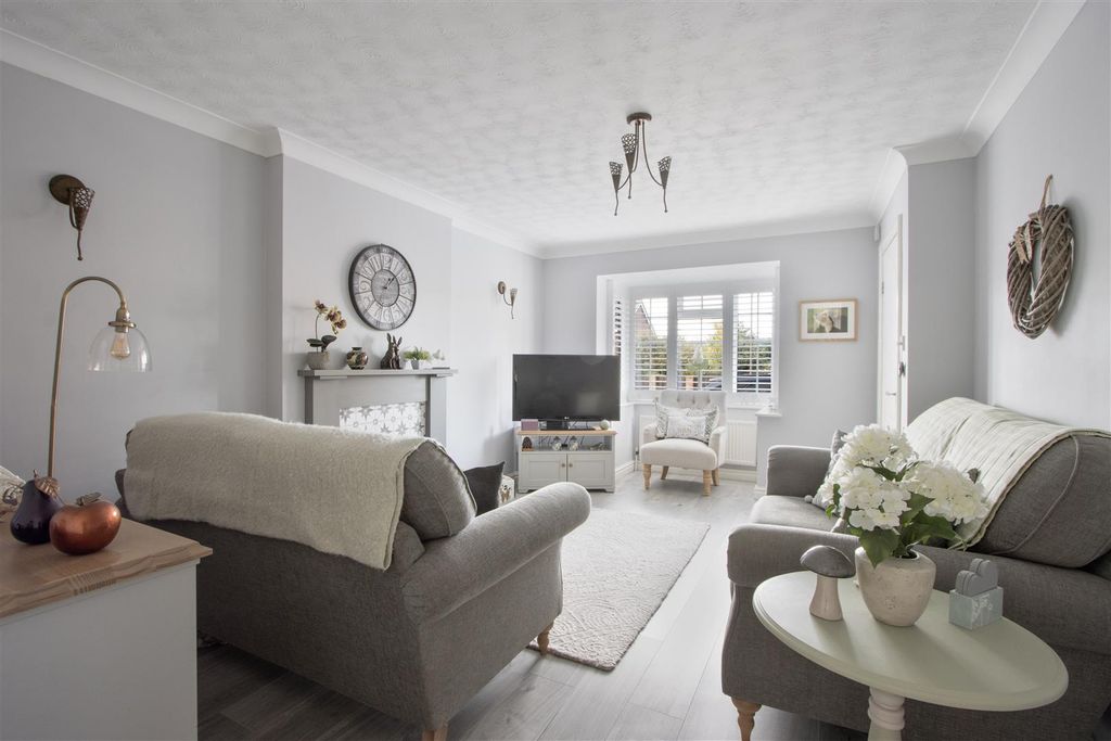 Property photo 2 of 20 Living Room