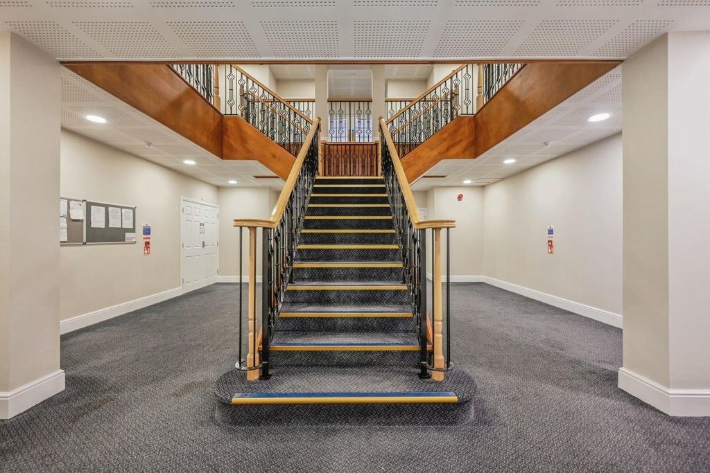 Property photo 2 of 19 Kesnington Stairs.Jpg