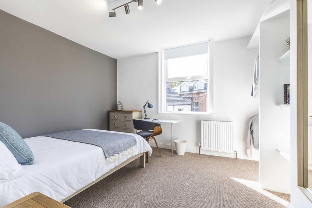 Property photo 2 of 7 Bright, Neatly Presented Bedroom With A Comfortabl...