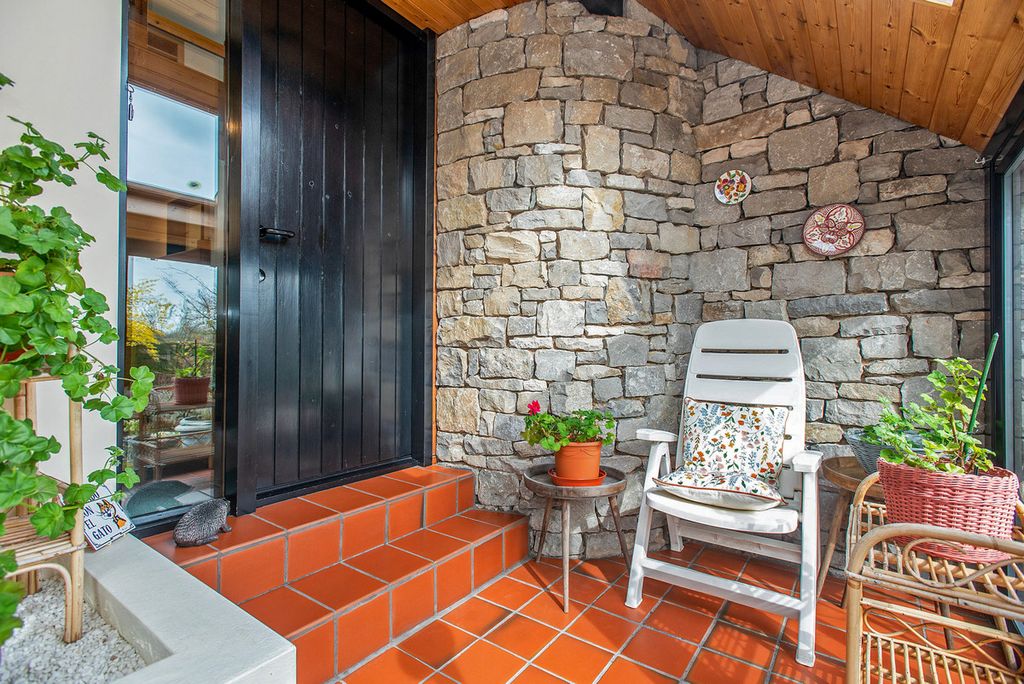 Property photo 3 of 34