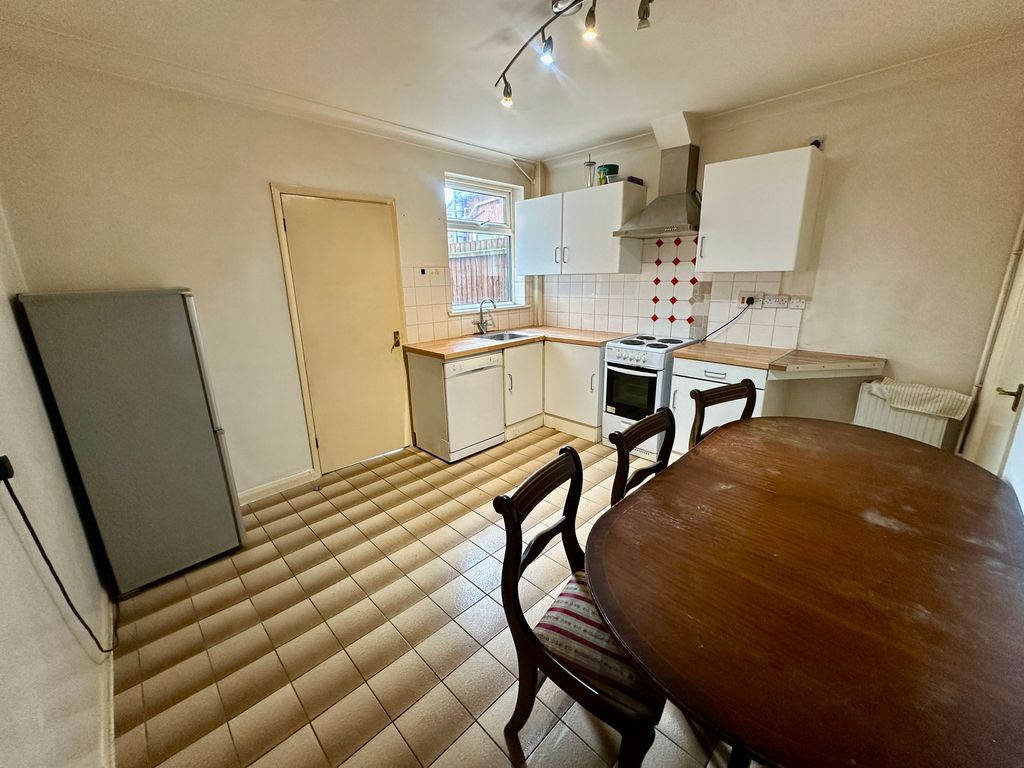 Property photo 3 of 11 Kitchen