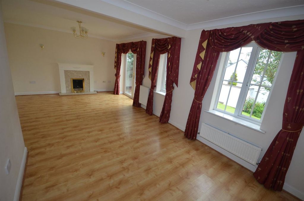 Property photo 2 of 13
