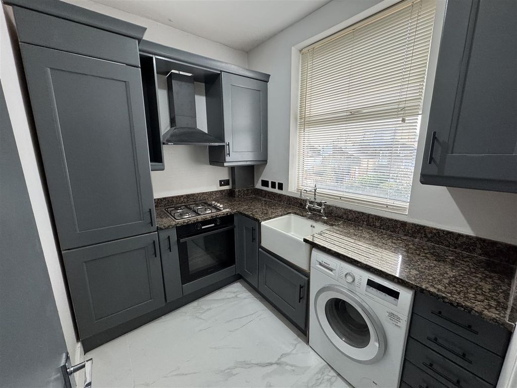 Property photo 3 of 11 Kitchen