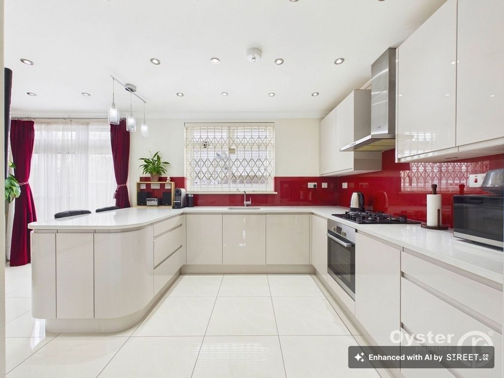 Property photo 3 of 18 Kitchen