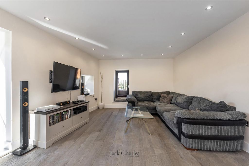 Property photo 3 of 17 5 Ronnies Wharf, Tn9 1Ex 007.Jpg