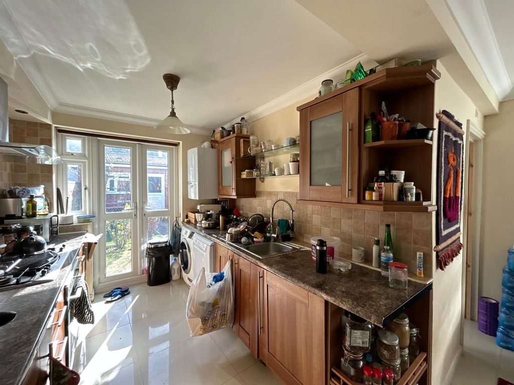 Property photo 1 of 14 Brand New 5 Bedroom Semi Detached House In Southall For Rent