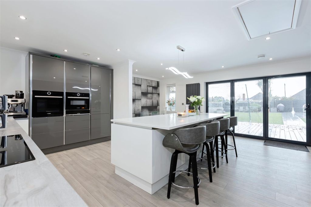 Property photo 3 of 28 Hayling Rise_16.Jpg