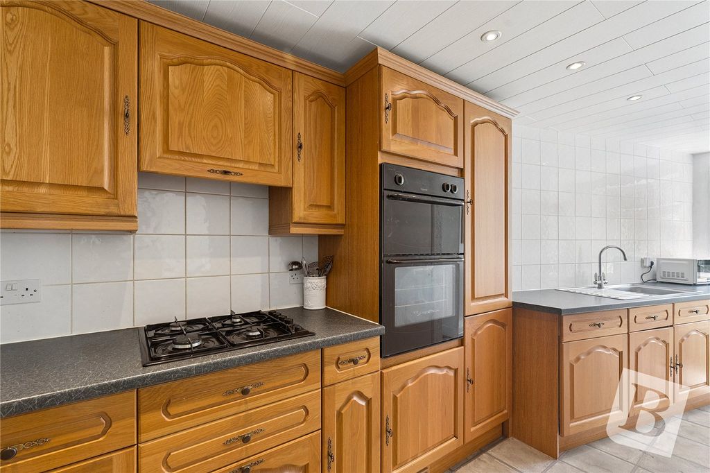 Property photo 2 of 18 Kitchen