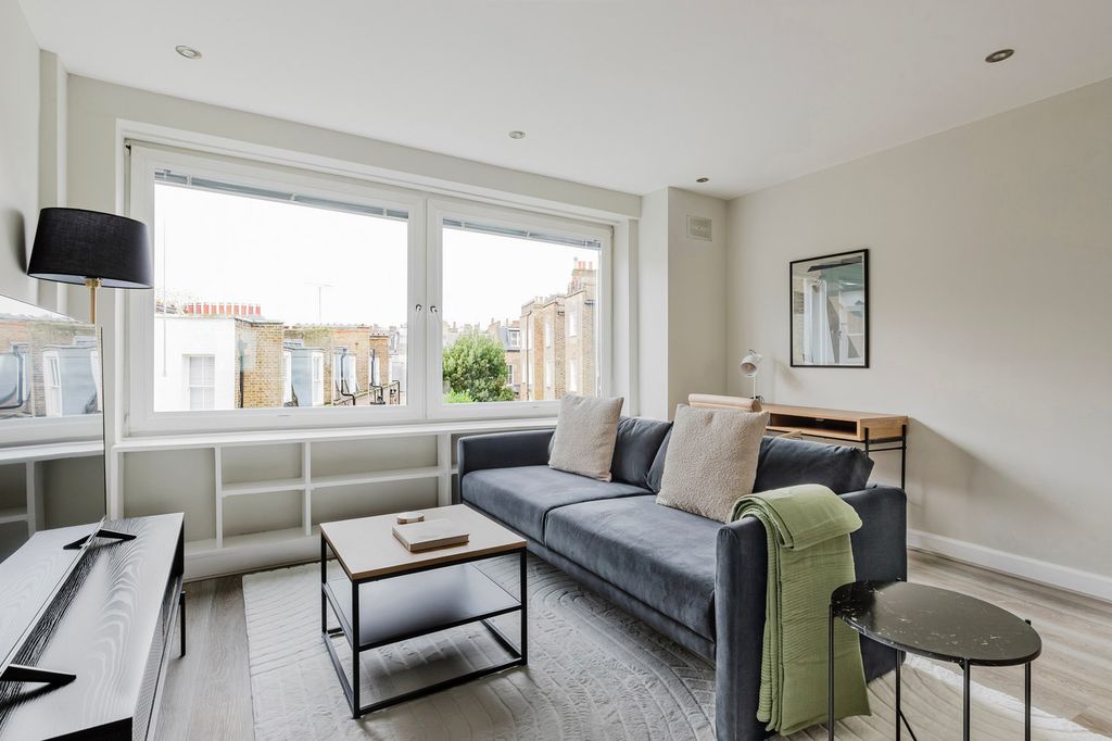 Property photo 1 of 18 Living Room