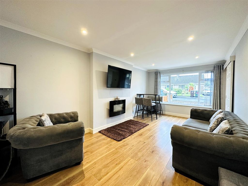 Property photo 2 of 10 Lounge