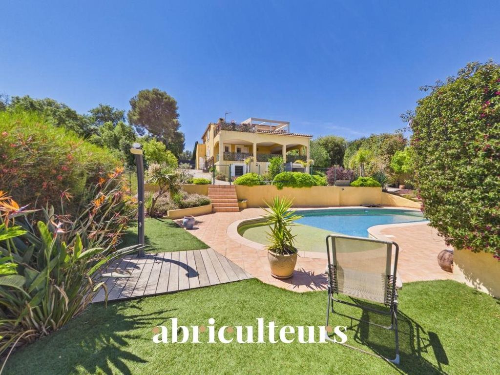 Property photo 1 of 26 House With Pool And Garden For Sale In Six-Fours-Les-Plages (83140)