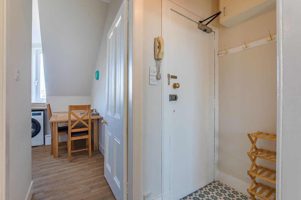 Property photo 2 of 10 Entry