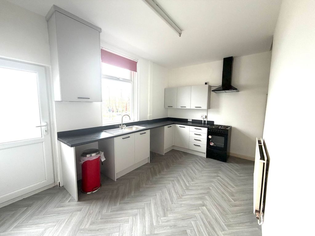 Property photo 3 of 7 Kitchen