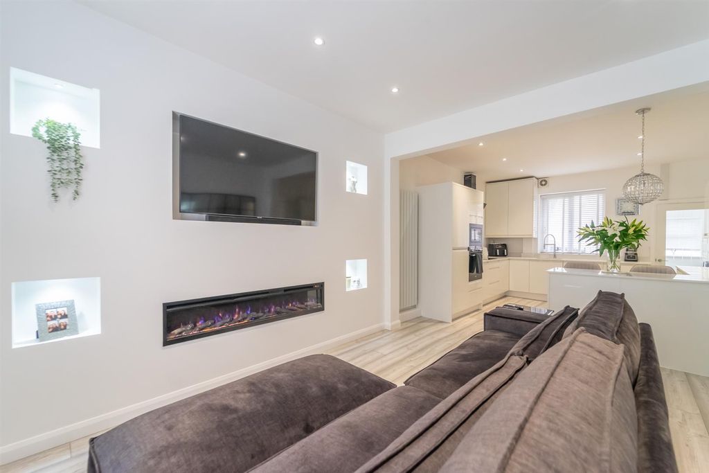 Property photo 3 of 33 Heys St-01.Jpg