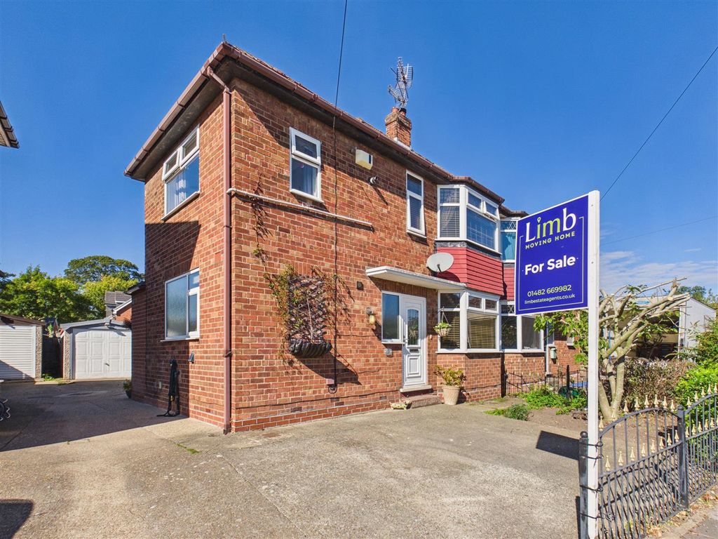 Property photo 1 of 18 Queens Way - Main
